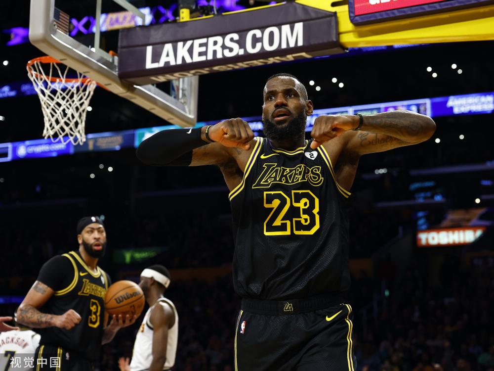 她虽尽责陪 她虽尽责陪